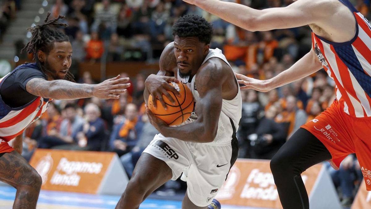 Dylan Ennis, del UCAM Murcia, protegiendo el balón en una entrada a canasta ante el Leyma Coruña.