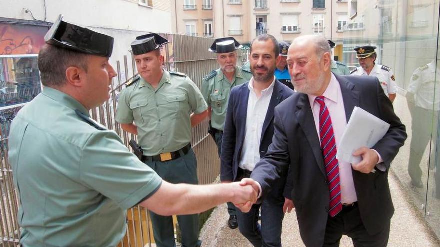 De Lorenzo, con Ángel García a su lado, ayer, a su llegada a la Junta Local de Seguridad.