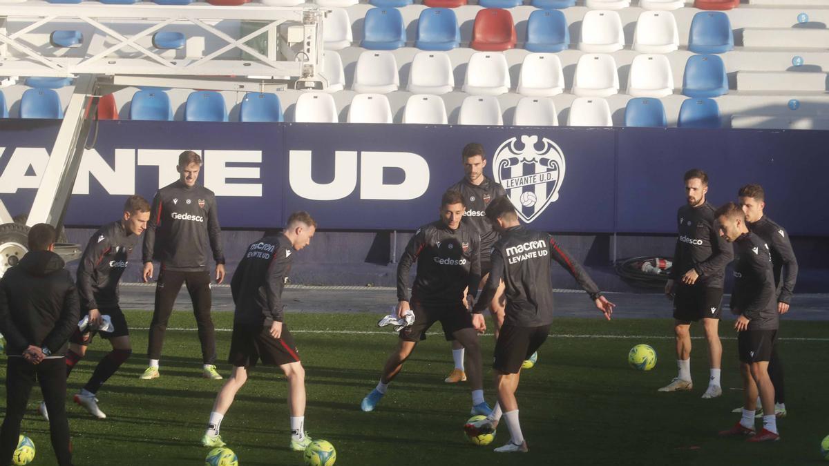 Entrenamiento del Levante UD en el estadio Ciutat de València.