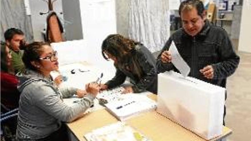 Els peruans gironins voten al Mercadal