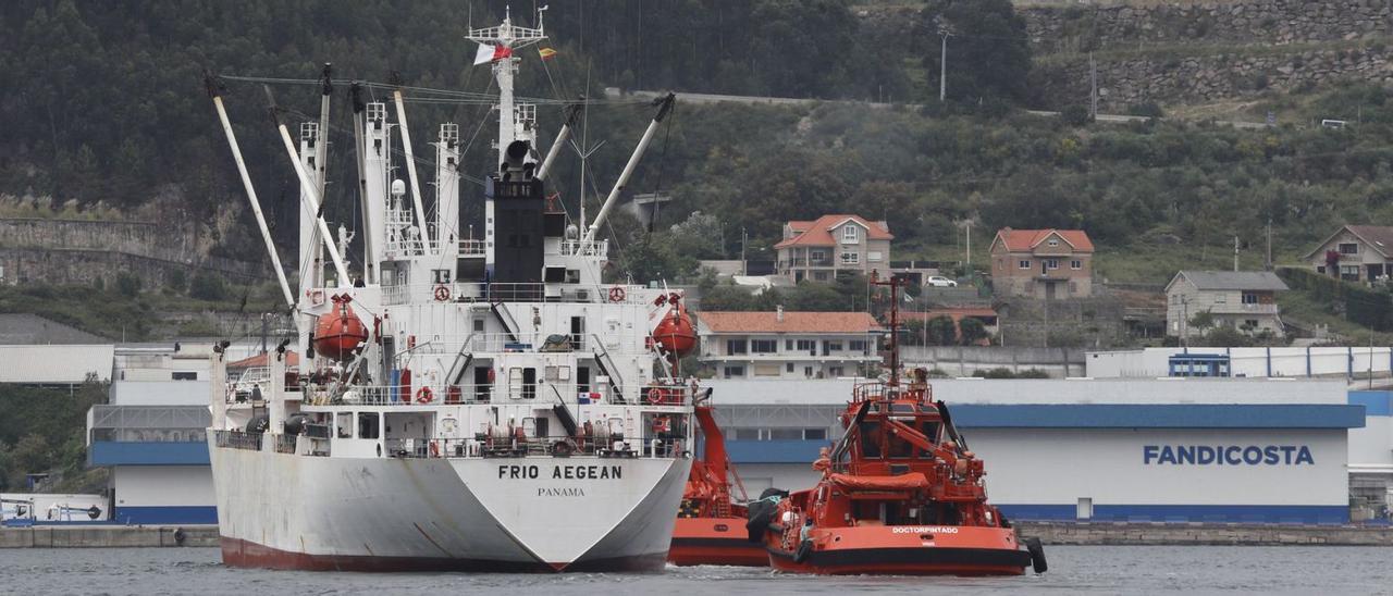 El reefer “Frio Aegean”, frentea las instalaciones deFandicosta.