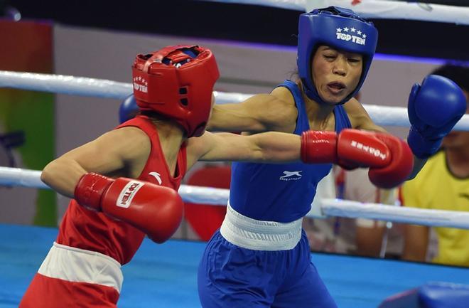 Mary Kom de India (en azul) y Wu Yu de China (en rojo) compiten durante su pelea final de categoría de 45? 48kg en el Campeonato Mundial de Boxeo Femenino AIBA 2018 en Nueva Delhi.