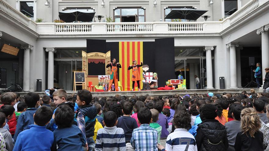 Escoles i Sant Jordi | La llegenda de Sant Jordi explicada pel Jan i la Júlia torna al pati del Kursaal després de 4 anys