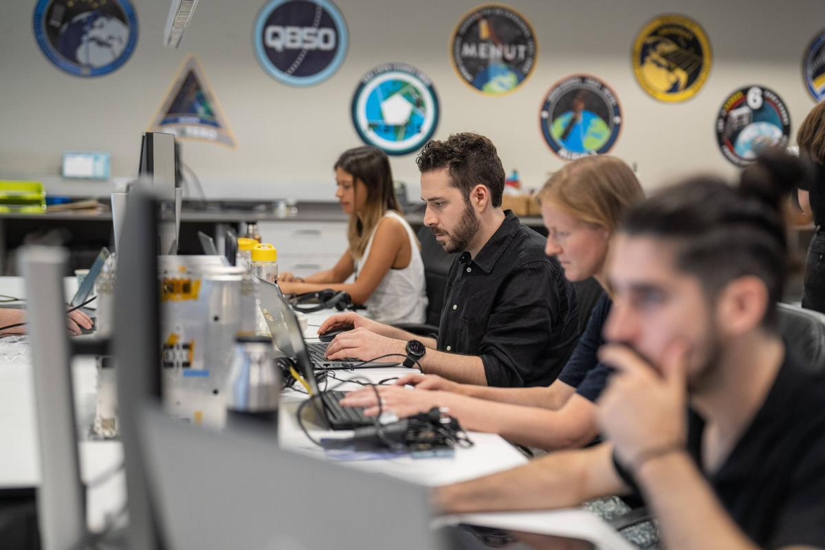 BARCELONA 21/07/2025 Economía. Instalaciones de la empresa Open Cosmos, especializada en el diseño y fabricación de satélites, durante una visita para un reportaje sobre tecnología espacial que se publicará el sábado 26. FOTO de ZOWY VOETEN
