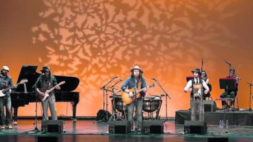 La banda Red Beard y la Wild West Chamber Orchestra, anoche, en el Teatro Pérez Galdós.