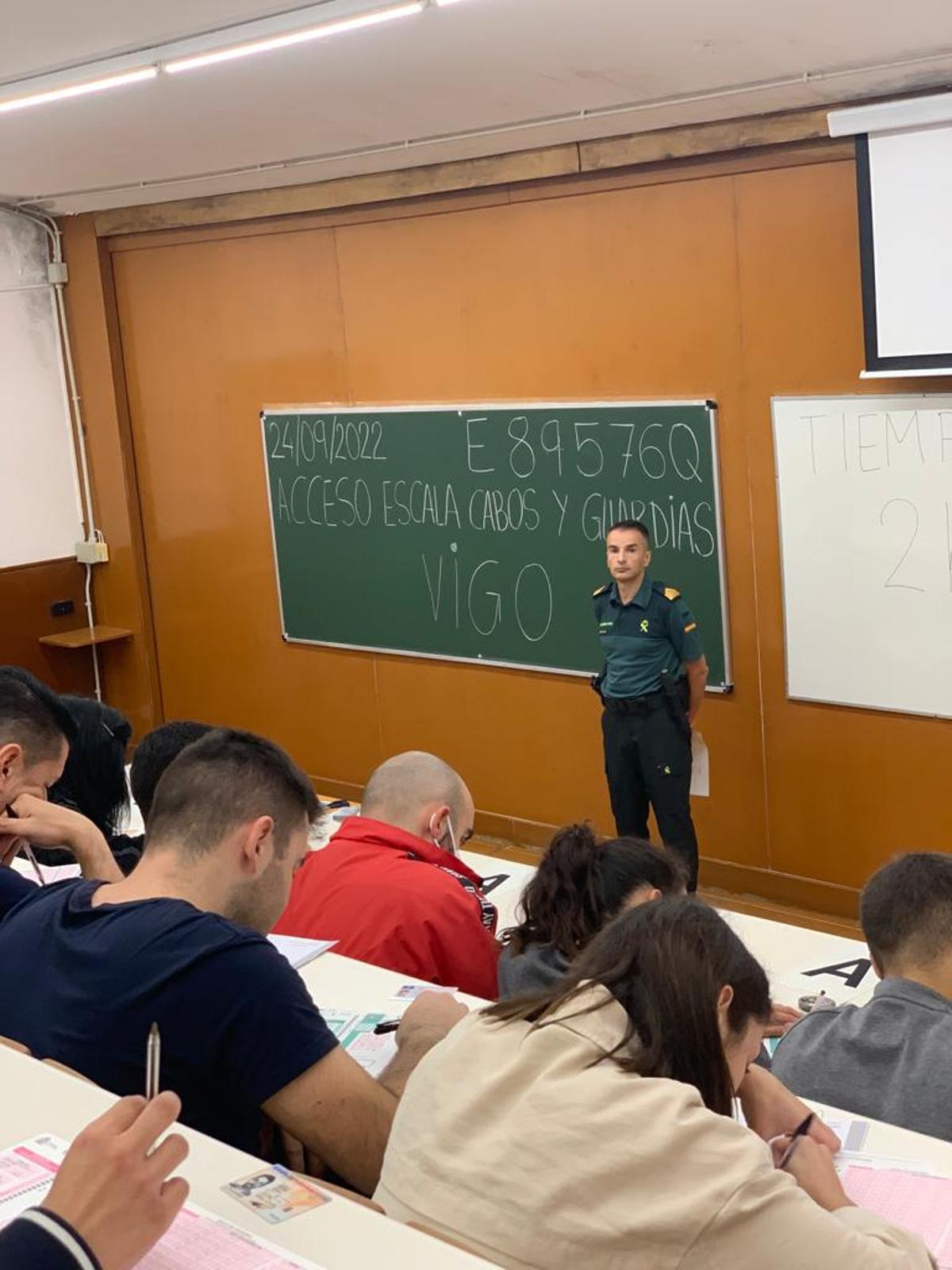 Un guardia vigila durante el examen