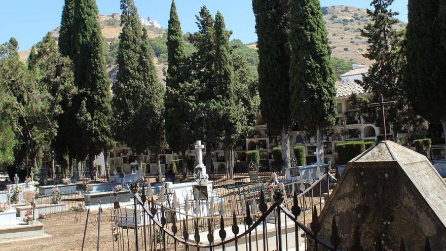 Vista del interior del cementerio y el cerro de la Virgen de Gracia. | L.O