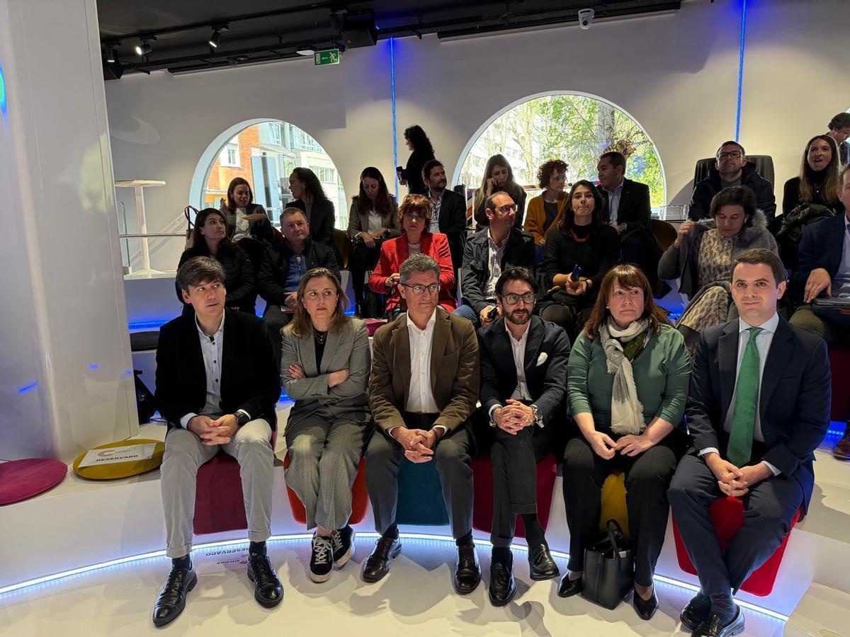 En la imagen, de izquierda a derecha Borja Sánchez (Consejero de Ciencia), María Calvo (Presidenta de FADE), Eduardo Montejo (en representación de la Alianza Q-Cero), Christopher Atassi Morales (Gonvarri Solar Steel), Covadonga Carballo (Windar) y Roberto Sesma (Iberdrola), hoy en Circus