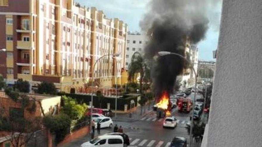 Un incendio de contenedores en la calle Atlántico provoca una densa humareda