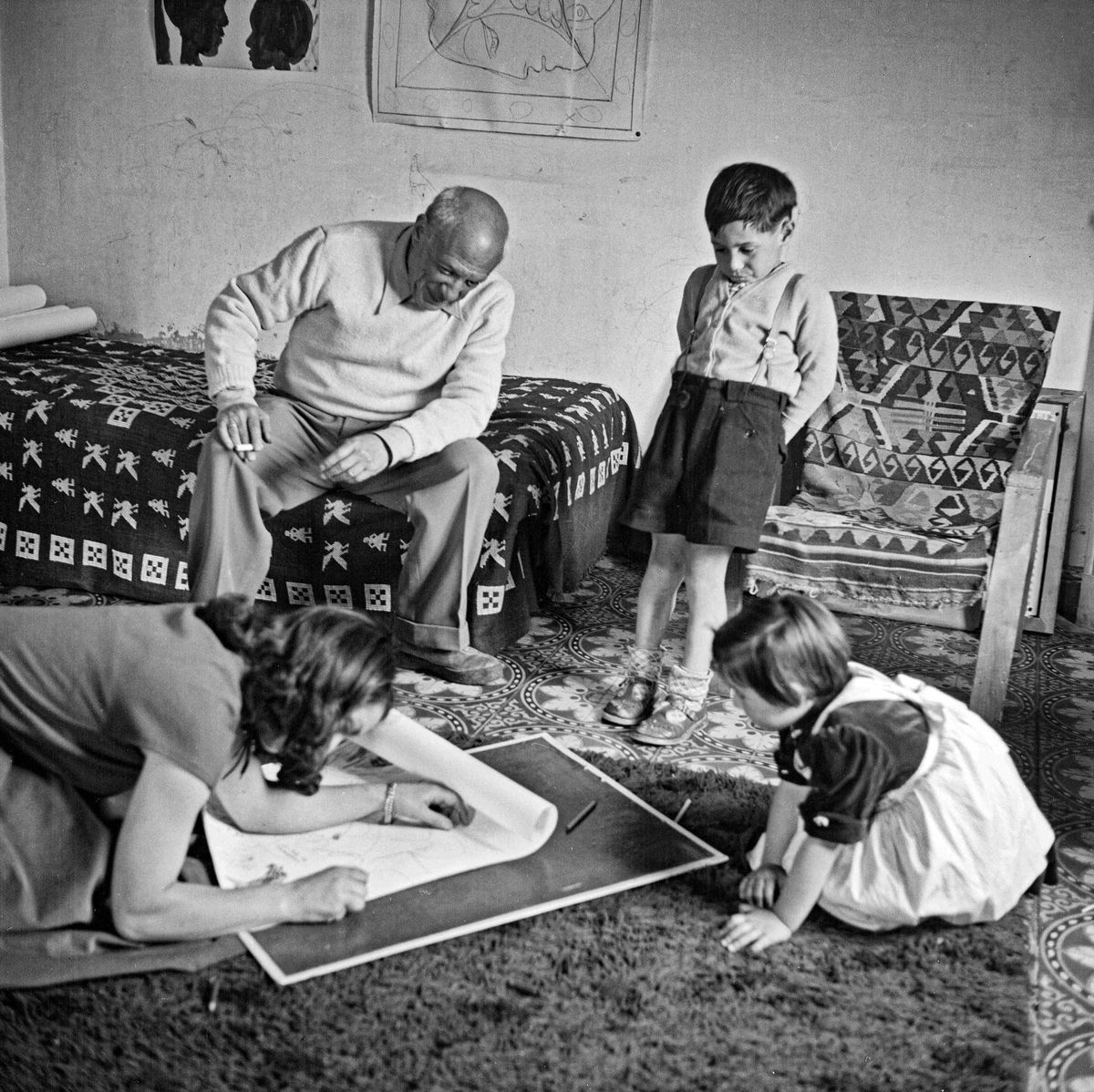 Pablo Picasso, Françoise Gilot y sus hijos Claude y Paloma haciendo un dibujo, La Galloise, Vallaruris, 1953.
