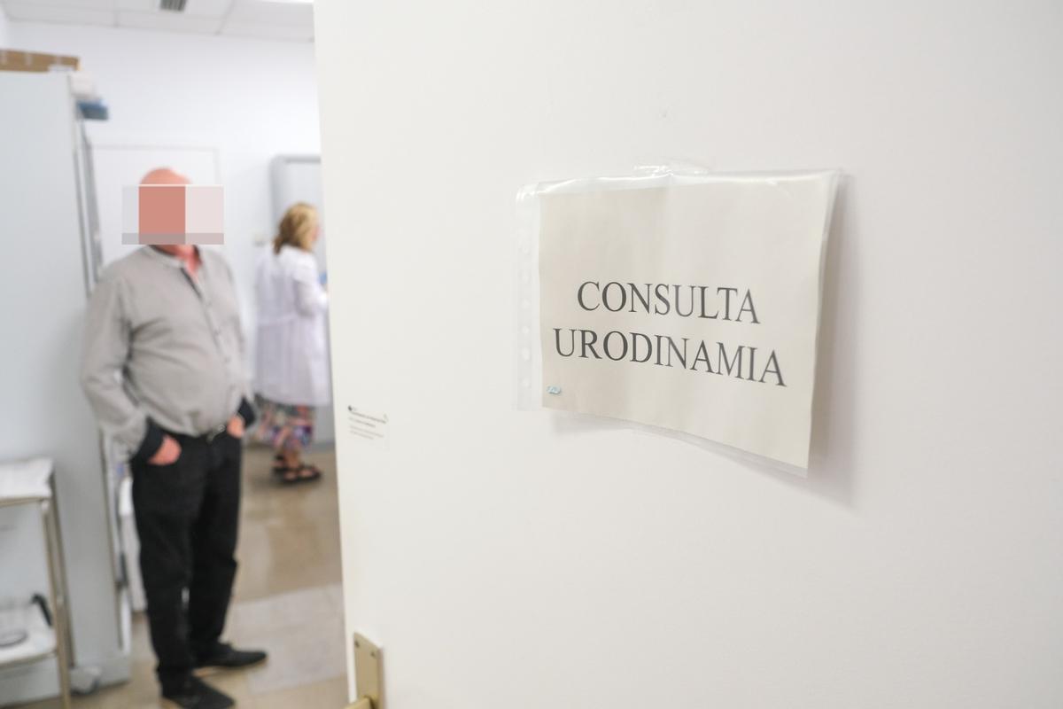 Un paciente de cáncer de próstata en la consula de un hospital de la provincia