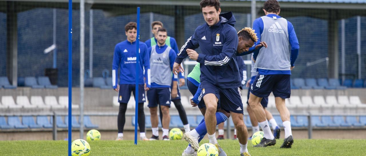 Borja, en un entrenamiento en El Requexón con Cedric detrás