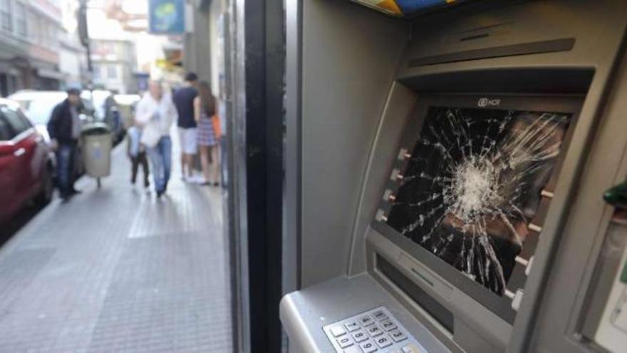 Cajero de la calle Marqués de Pontejos dañado por los manifestantes. / fran martínez