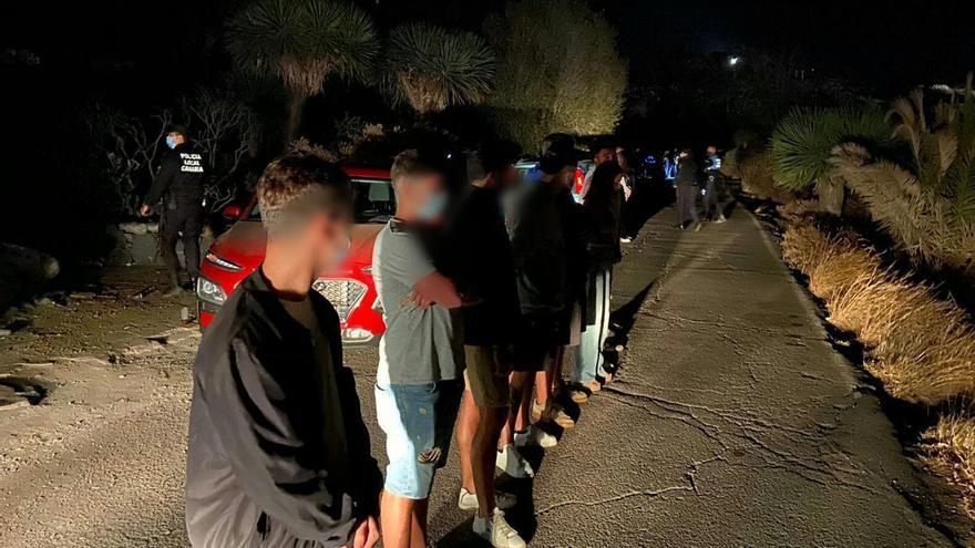 Algunos de los jóvenes identificados en el botellón de Parque Las Mesas durante la noche del sábad