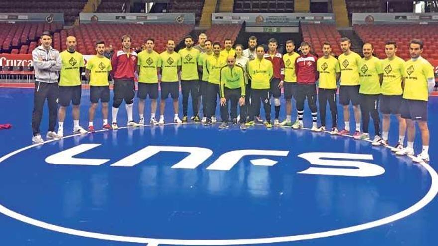 La plantilla del Palma Futsal posa para este diario en el pabellón San Pablo de Sevilla.