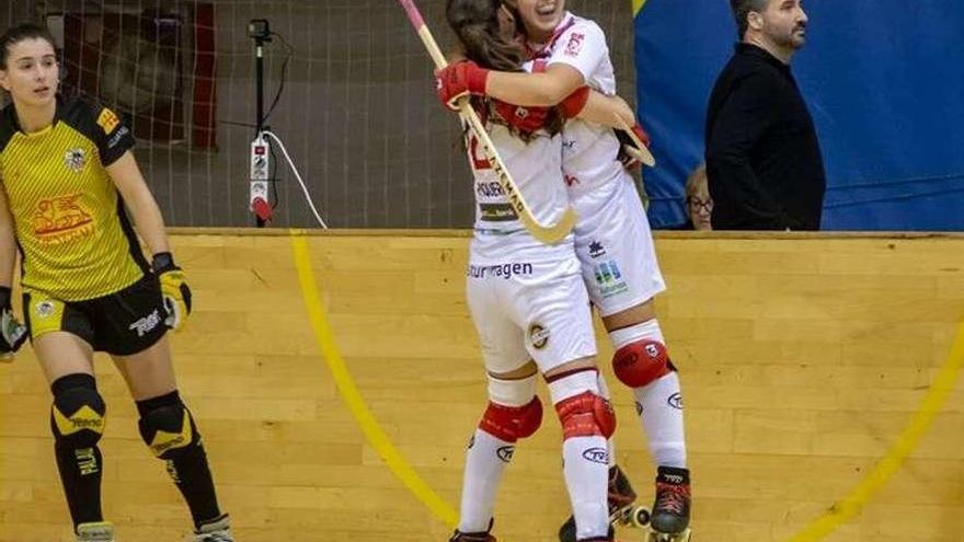 Marta González Piquero abraza a Sara Roces tras la consecución de un gol.