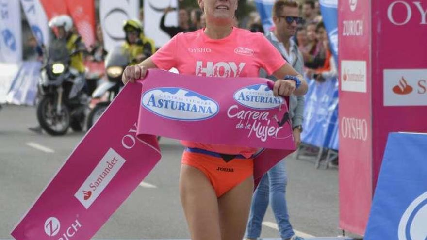 La aresana Paula Mayobre gana la multitudinaria Carrera de la Mujer