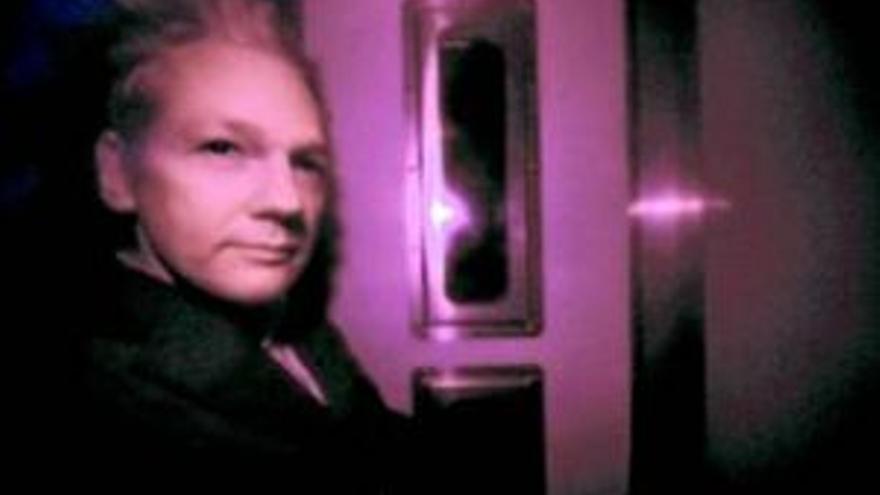 La libertad bajo fianza de Assange queda en suspenso