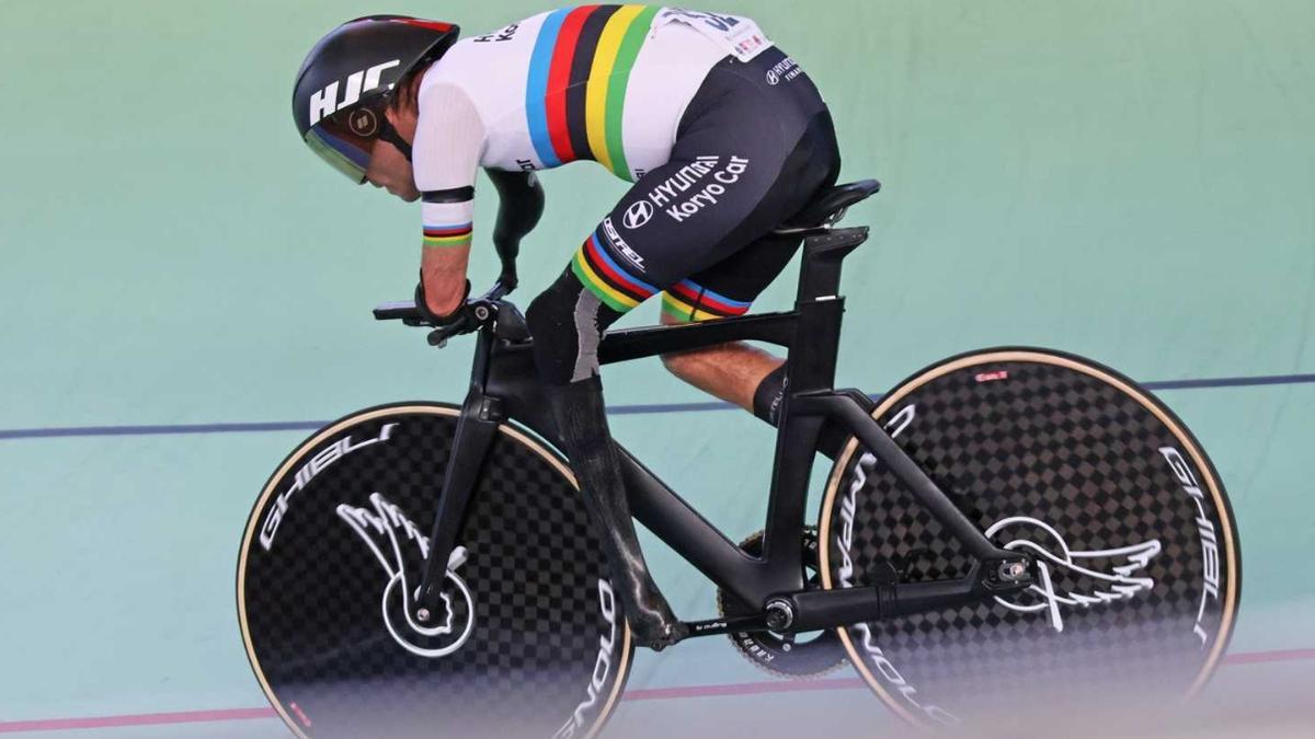 Ricardo Ten, con su maillot de campeón del mundo, en plena acción en el Nacional de Galapagar.