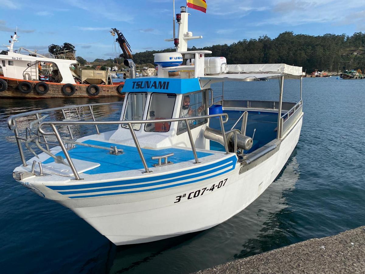 La embarcación «Tsunami», con el armador en la cabina, esta mañana.