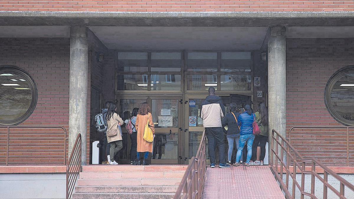 Familias de alumnos esperando en la entrada del servicio provincial de Educación en Zaragoza, en una imagen de archivo.