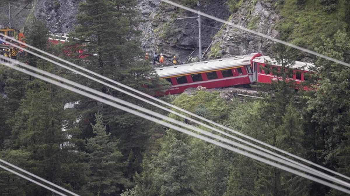 Estado en el que ha quedado el tren que ha descarrilado este miércoles en Suiza.