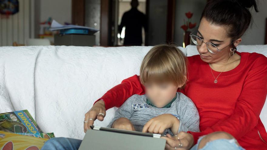 Una imagen de archivo de una mujer con su hijo.