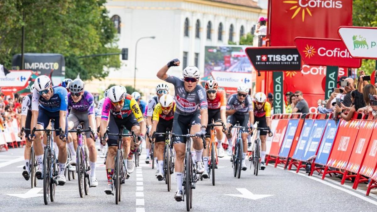 Philipsen toma el esprint zaragozano de la Vuelta