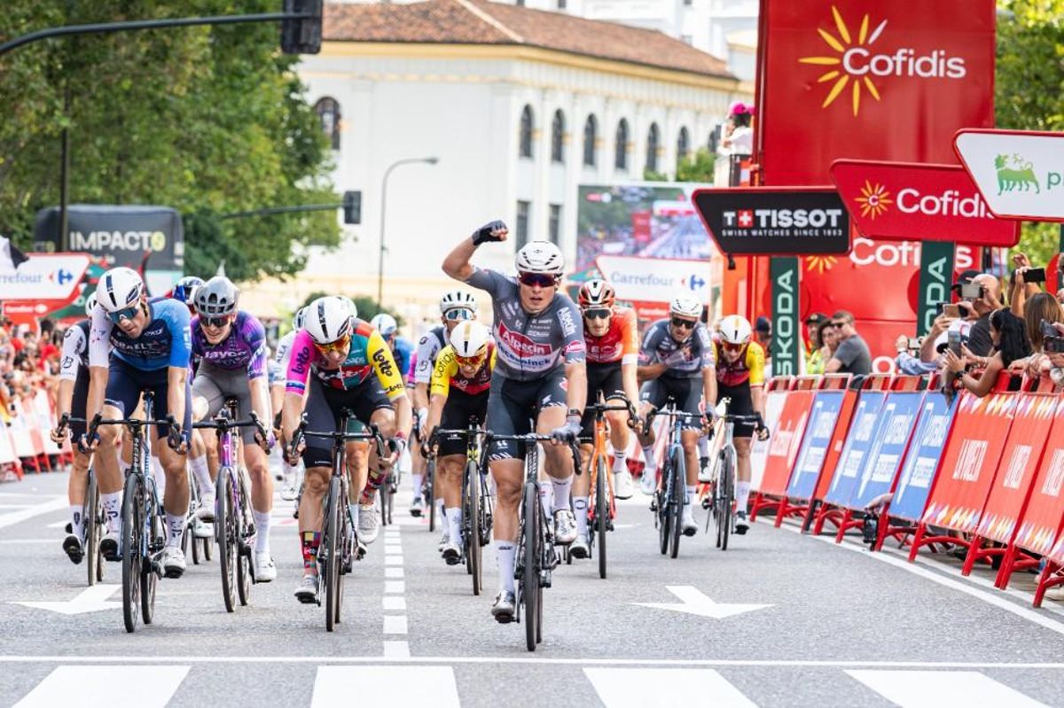 Jasper Philipsen celebra la victoria en Zaragoza. Jasper Philipsen celebra la victoria en Zaragoza.