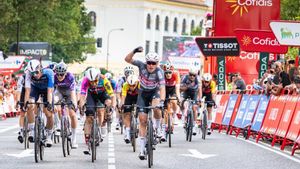 Jasper Philipsen celebra la victoria en Zaragoza.