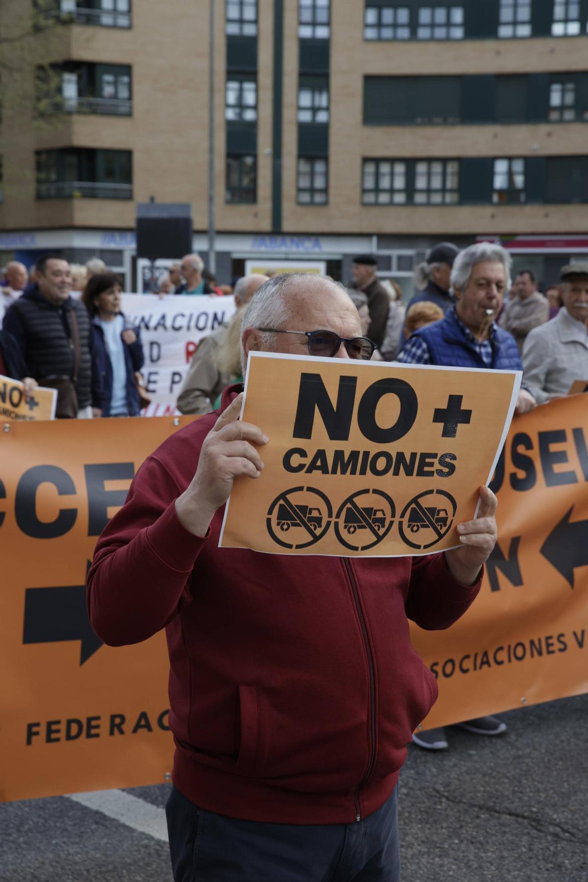 Nueva protesta vecinal en La Calzada contra el tráfico pesado (en imágenes)