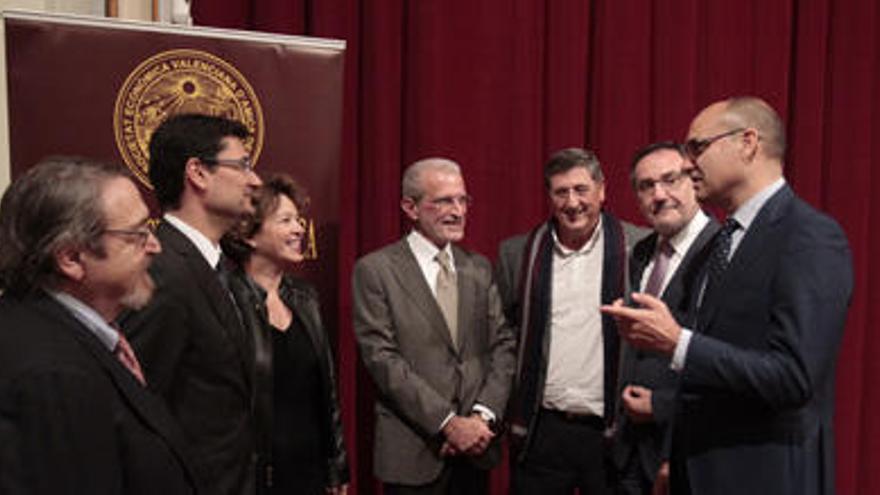 Los rectores, la directora de universidades, Josefina Bueno, y el presidente de la Real Sociedad Económica de Amigos del País de Valencia, Vicente Cebolla.