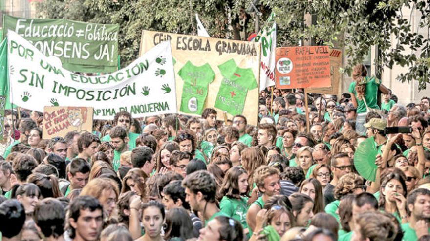 Los manifestantes portaban pancartas contra la aplicación del decreto de Tratamiento Integral de Lenguas y reclamando mejoras en Educación.