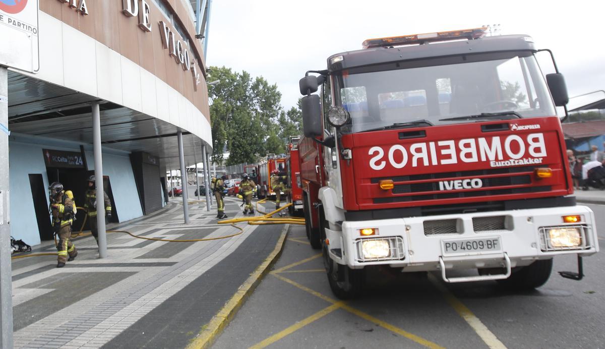 Bomberos de Vigo sofocan un fuego en la carga de un camión de basura