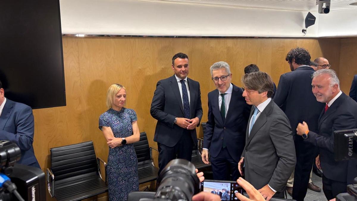 Por la izquierda, la viceconsejera de Presupuestos y Financiación Autonómica, Mar García Salgado; el consejero de Hacienda, Guillermo Peláez; el ministro de Hacienda, Arcadi España; y el consejero de Hacienda de Galicia, Miguel Corgos.