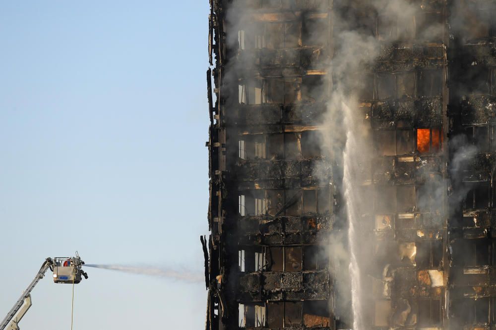 Incendi en un bloc de pisos de 27 plantes a Londres