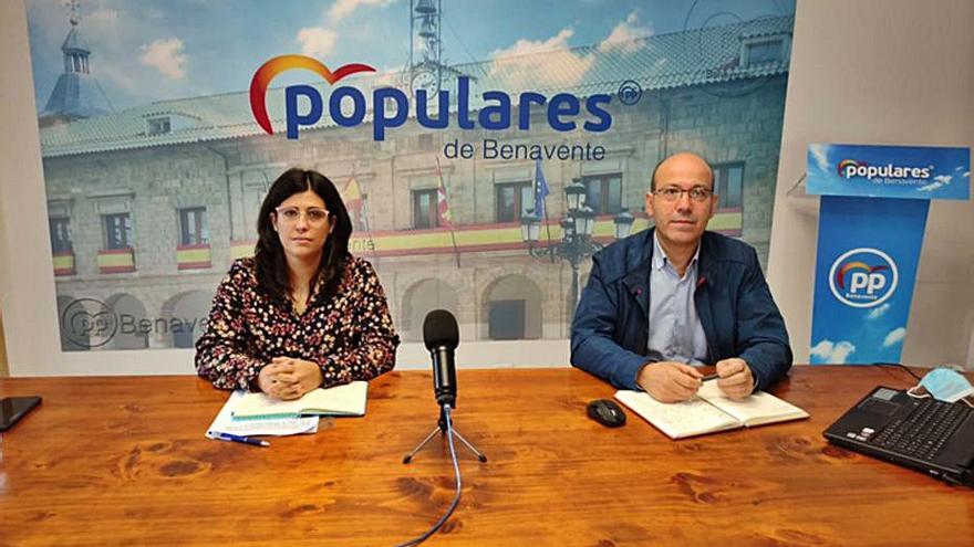 Los portavoces populares Beatriz Asensio y José Manuel Salvador. | E. P.