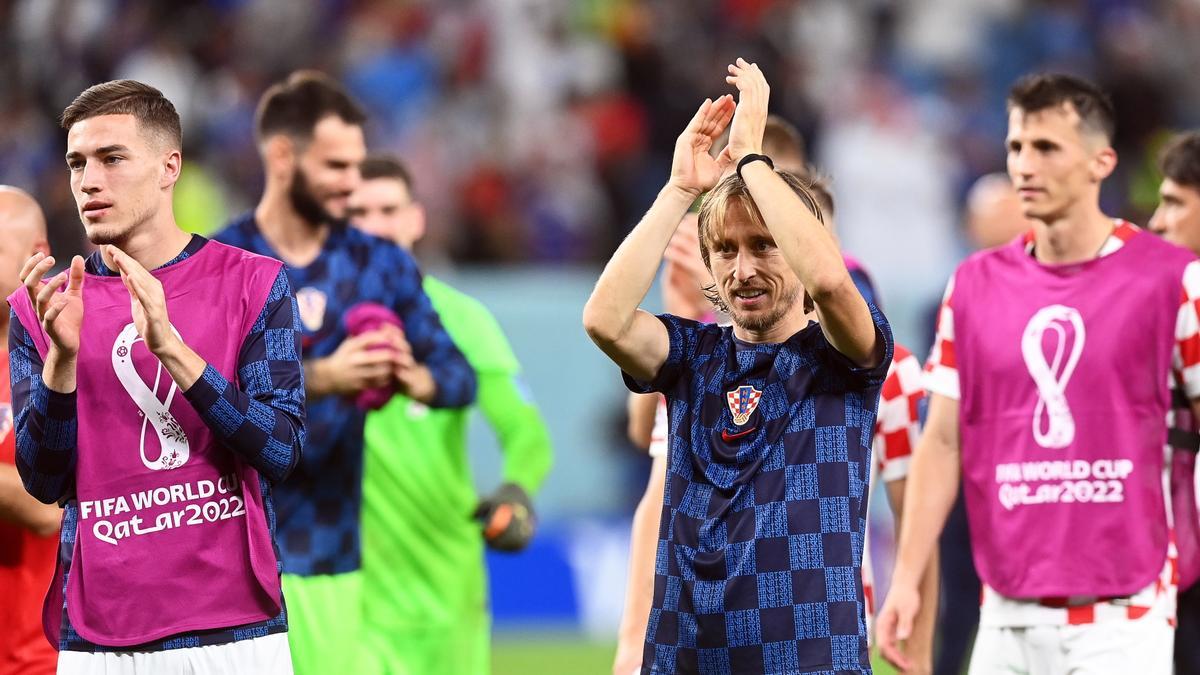 Modric aplaude a la grada tras un partido de Croacia.