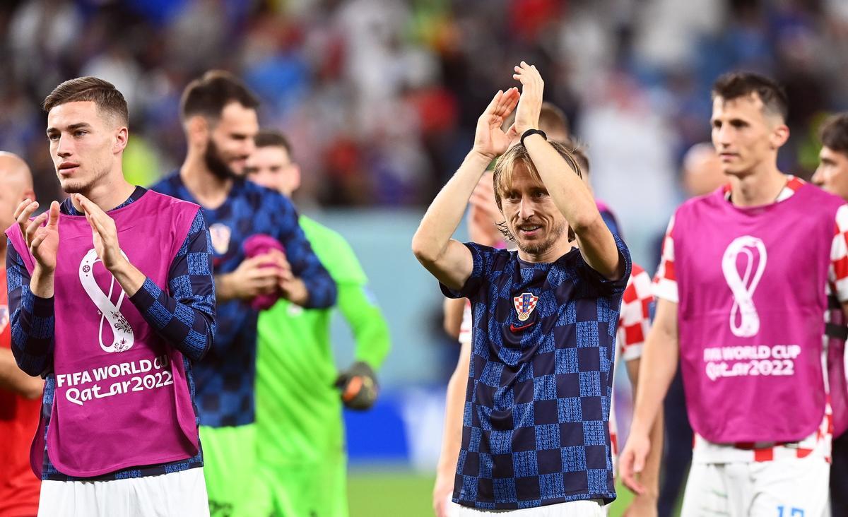 Modric aplaude al público ras un partido de Croacia en el Mundial.