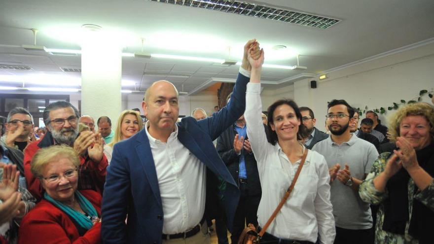 Alejandro Soler fue directo a alzar el brazo de Ana Arabid tras conocer el resultado de las votaciones.