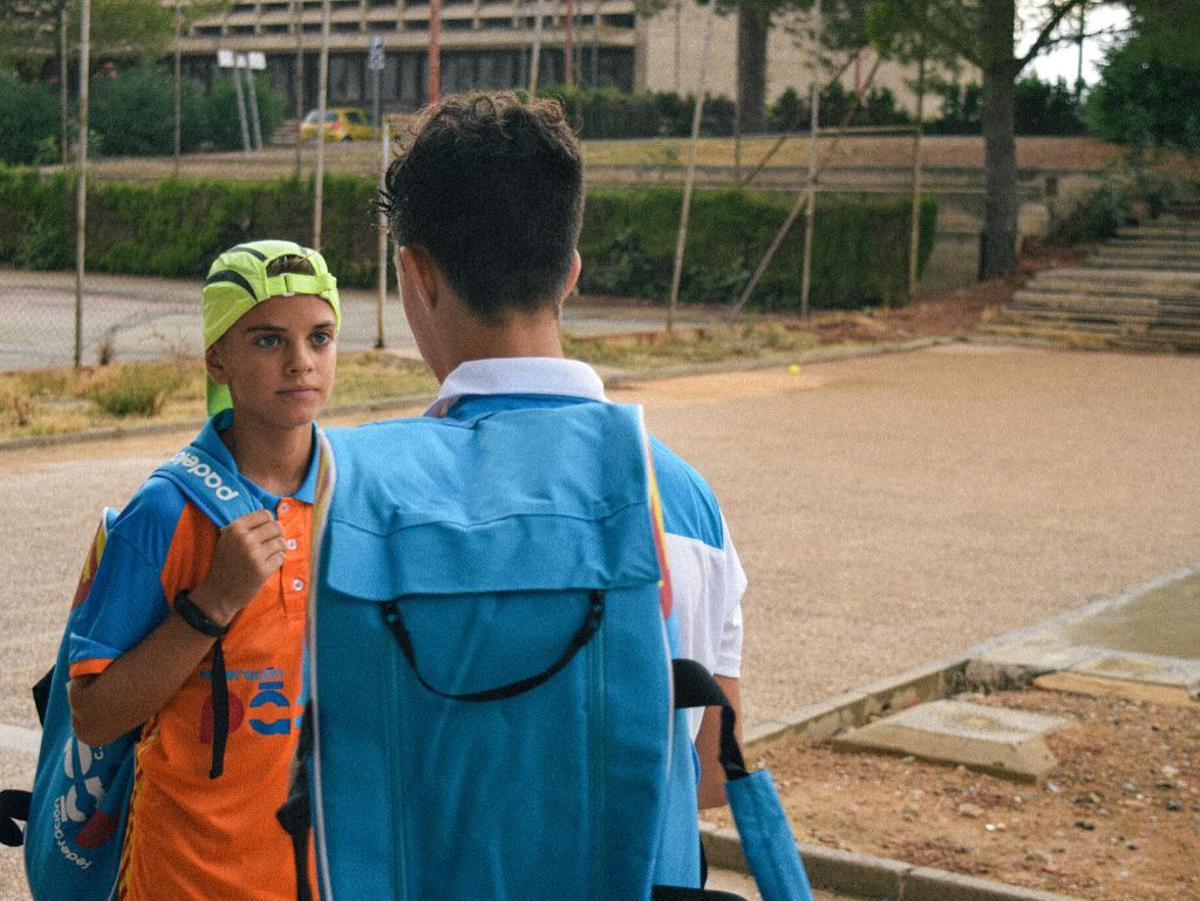 Dos jugadores analizando el entrenamiento realizado en el Centro Educativo de Cheste