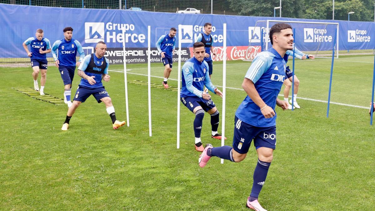 Los jugadores del Oviedo, entrenando esta mañana en El Requexón.