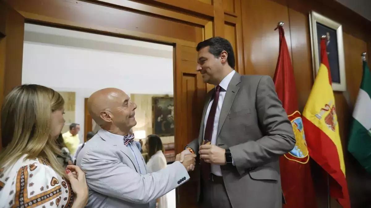 El portavoz del PSOE, Antonio Hurtado, saluda al alcalde de Córdoba, José María Bellido, en un pleno.