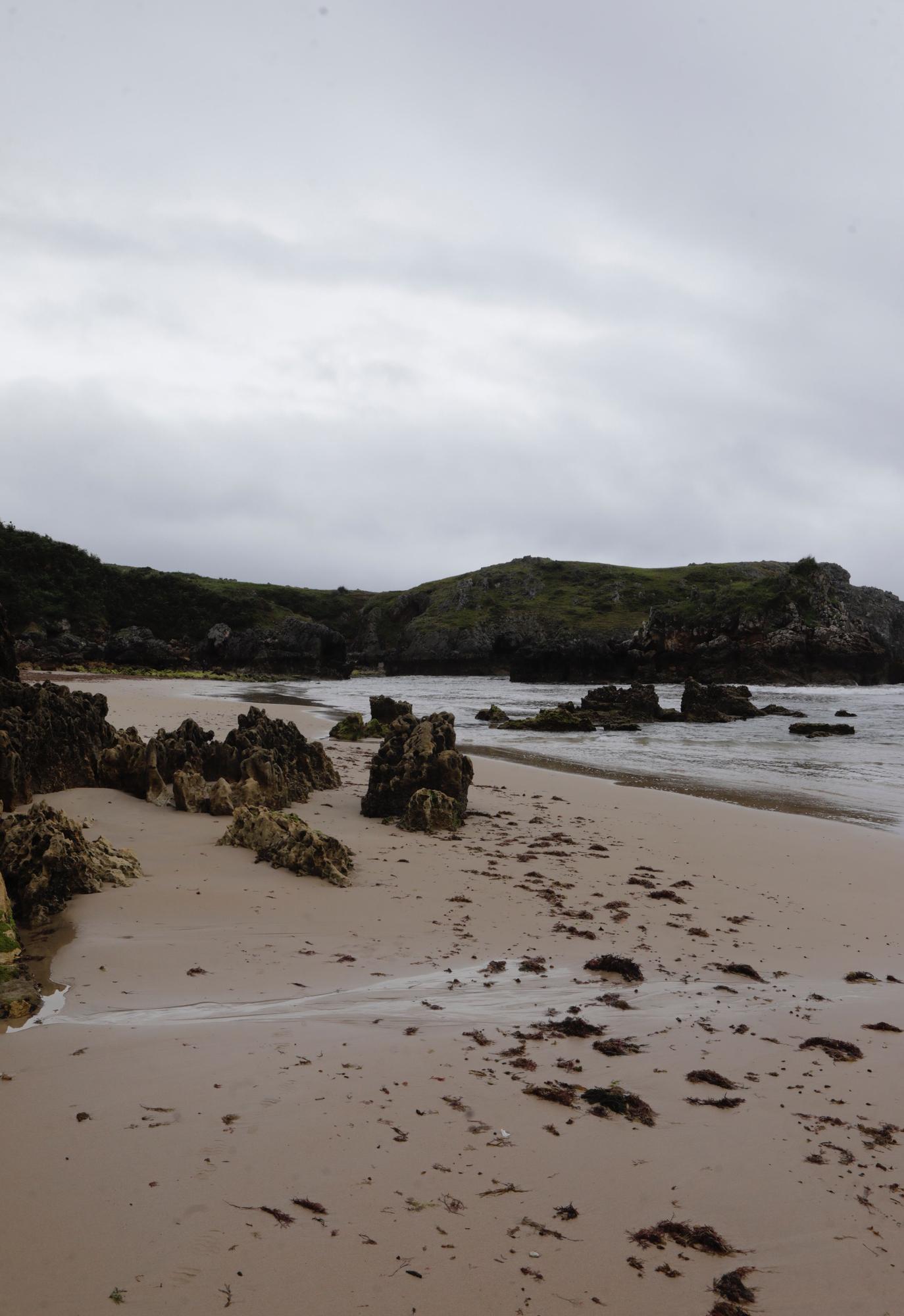 Así es Torimbia, la playa en la que a veces toca taparse