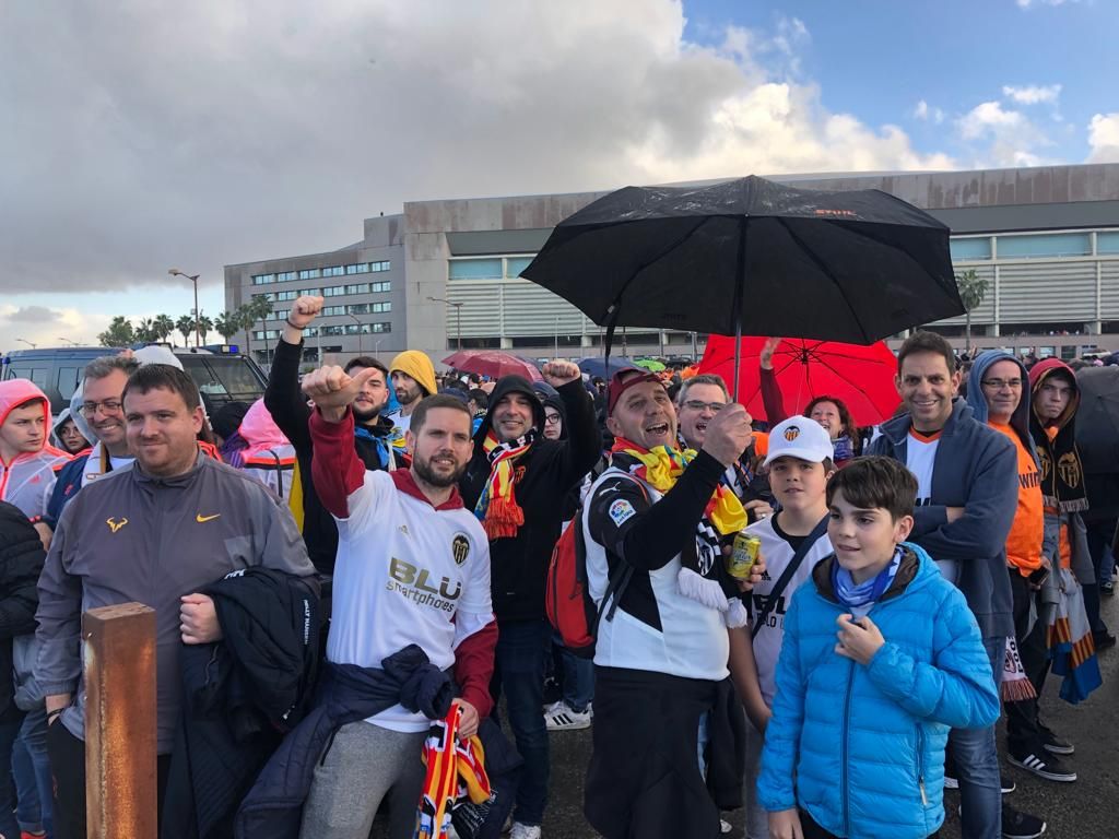 La afición valencianista recibe a su equipo en el estadio de La Cartuja en Sevilla