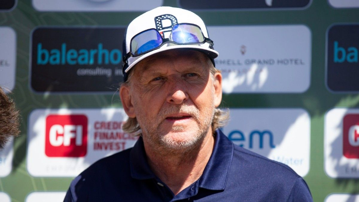 Bernd Schuster atendiendo a los medios de comunicación en el Puma Legends Trophy