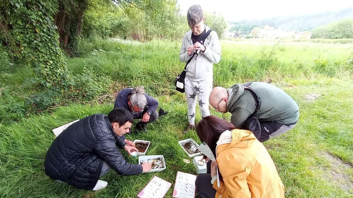 Os voluntarios de Pedras Galladas durante a inspección do río en abril