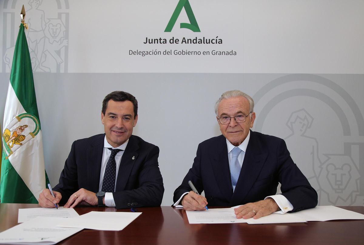 El presidente de la Junta de Andalucía, Juanma Moreno, y el presidente de la Fundación "la Caixa", Isidro Fainé, en la firma del convenio marco entre ambas instituciones en Granada.