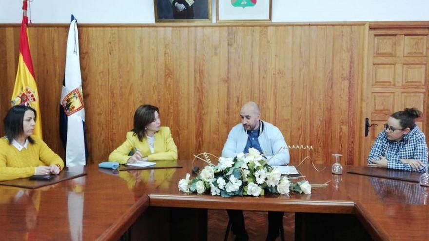 Teresa Cruz durante su reunión con el alcalde y las concejalas de El Tanque