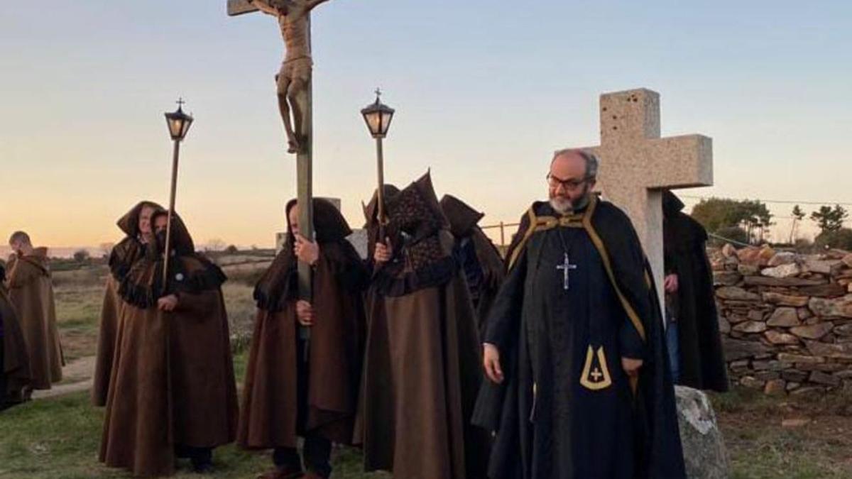 Capas pardas en Bermillo de Alba y el sacerdote Fernando Ruiz, que oficiará la misa en la jornada de exaltación. Imagen de la pasada Semana Santa. | Chany Sebastián